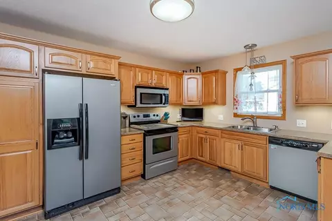 218 Guy St, Walbridge, OH 43465 photo 11