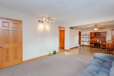 218 Guy St, Walbridge, OH 43465 photo 4