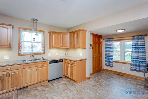 218 Guy St, Walbridge, OH 43465 photo 13