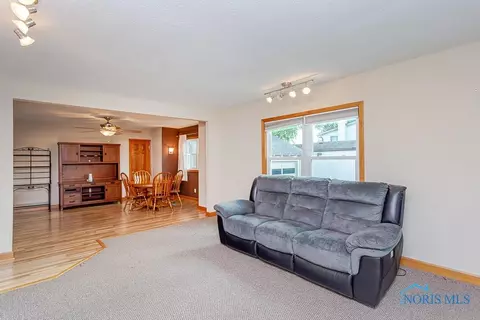 218 Guy St, Walbridge, OH 43465 photo 2