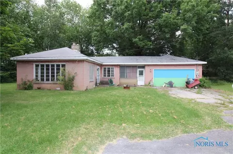 3265 W Lakeshore Dr, Port Clinton, OH 43452