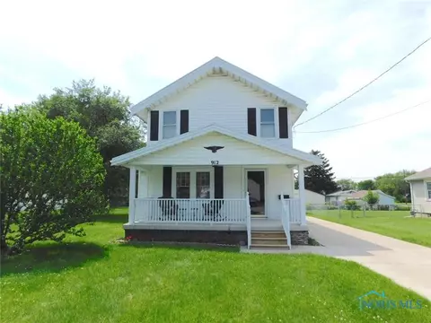 912 Mambrino Rd, Oregon, OH 43616