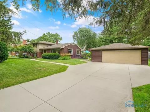 1139 Schmidlin Rd, Oregon, OH 43616
