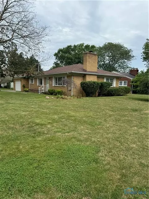 2837 Eastmoreland Dr, Oregon, OH 43616