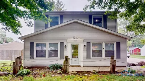 1916 Seaford Dr, Oregon, OH 43616