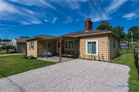 1123 Cresceus Rd, Oregon, OH 43616