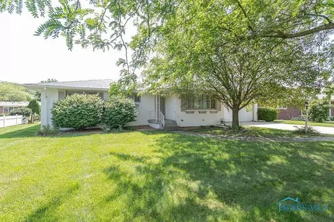 206 Parkview Dr, Walbridge, OH 43465