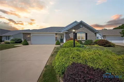401 Country Meadows Dr, Oak Harbor, OH 43449