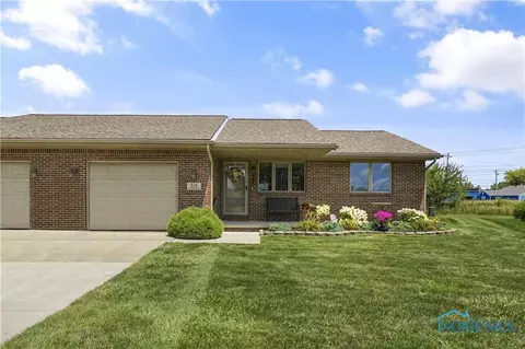 516 Woodpointe Dr, Woodville, OH 43469