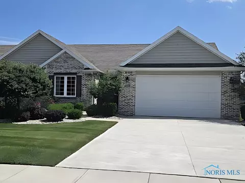 4884 Applewood Ln, Northwood, OH 43619