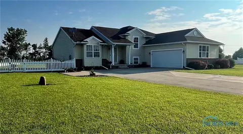10066 Linwood Rd, Bowling Green, OH 43402
