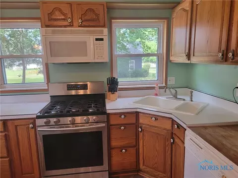 416 Cherry St, Genoa, OH 43430 photo 5