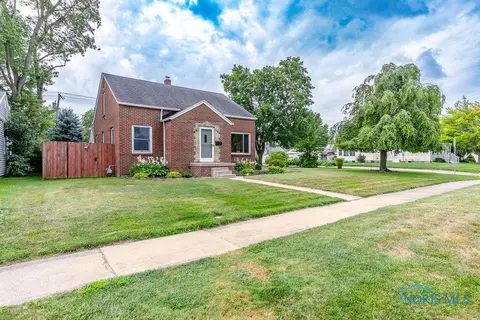 700 Sackett St, Maumee, OH 43537