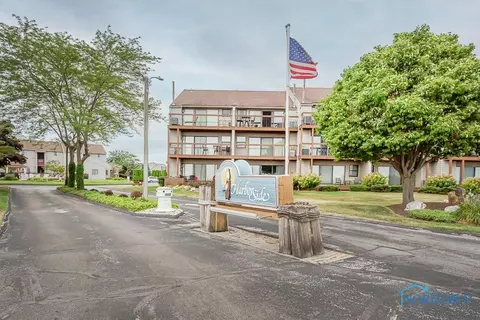513 W Lakeshore Dr #B5, Port Clinton, OH 43452