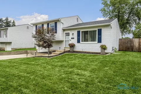 2455 Bedford Ln, Northwood, OH 43619