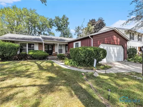 858 Maple Ln, Waterville, OH 43566