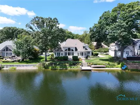 553 Forest Lake Dr, Holland, OH 43528