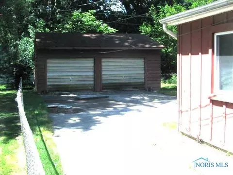 335 Dickens Dr, Toledo, OH 43607 photo 5