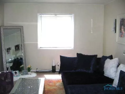 335 Dickens Dr, Toledo, OH 43607 photo 2