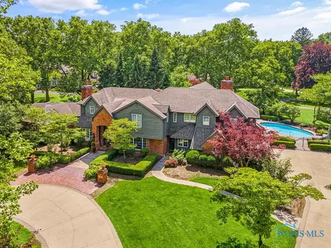 2331 Underhill Rd, Ottawa Hills, OH 43615
