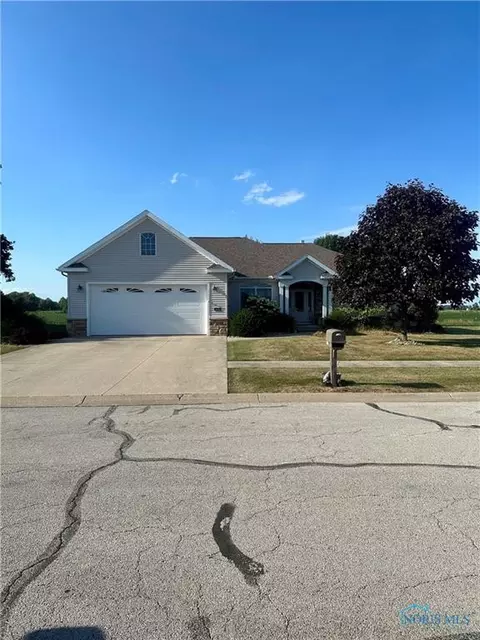 474 Plantation Ln, Oak Harbor, OH 43449