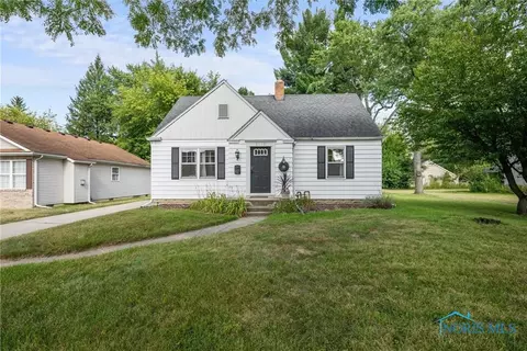 2112 Rivard Rd, Toledo, OH 43615