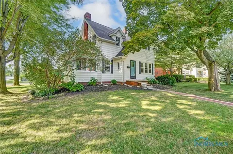 2756 Eastmoreland Dr, Oregon, OH 43616