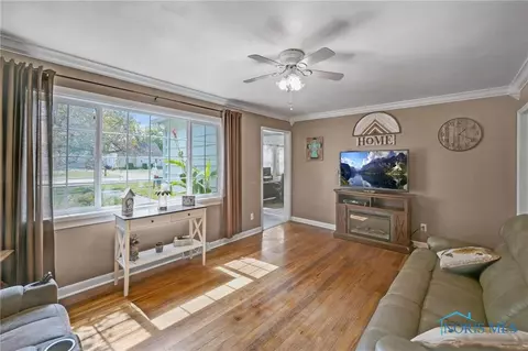 315 E Union St, Walbridge, OH 43465 photo 5