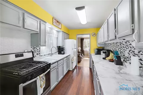 315 E Union St, Walbridge, OH 43465 photo 6