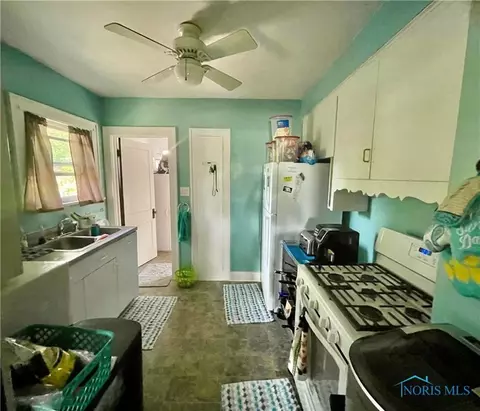 2317 Pickle Rd, Oregon, OH 43616 photo 9