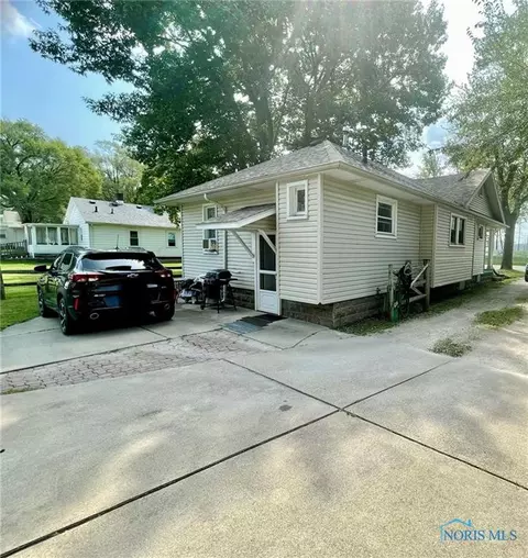 2317 Pickle Rd, Oregon, OH 43616 photo 4