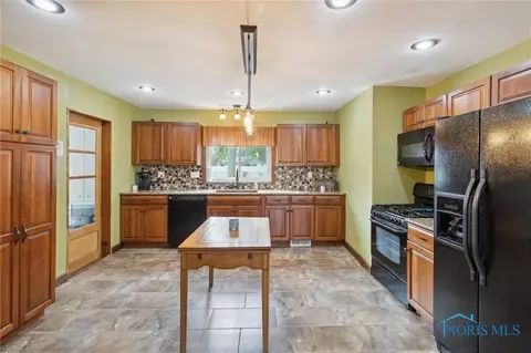 108 Elm St, Walbridge, OH 43465 photo 8
