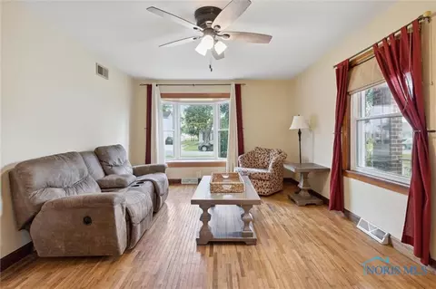 108 Elm St, Walbridge, OH 43465 photo 4
