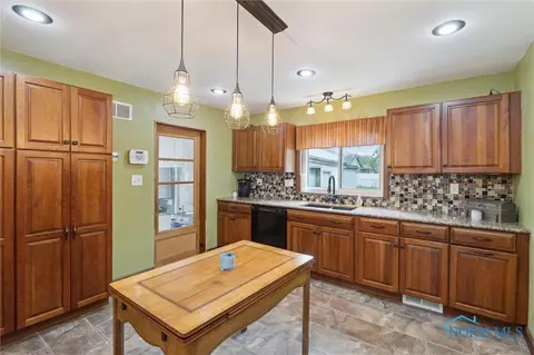 108 Elm St, Walbridge, OH 43465 photo 9