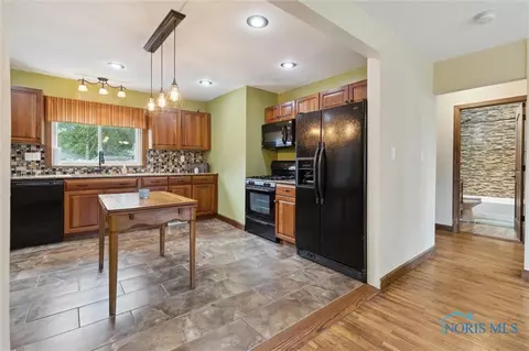 108 Elm St, Walbridge, OH 43465 photo 7