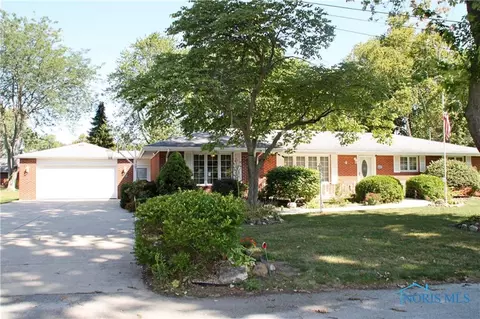4 Arlington Ct, Bowling Green, OH 43402