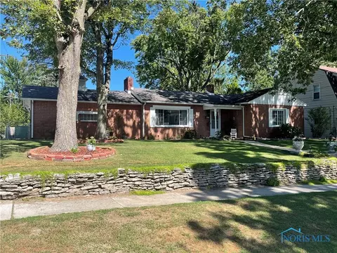 2566 Pershing Dr, Toledo, OH 43613