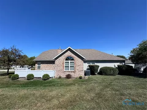 144 Stonegate Blvd, Bowling Green, OH 43402