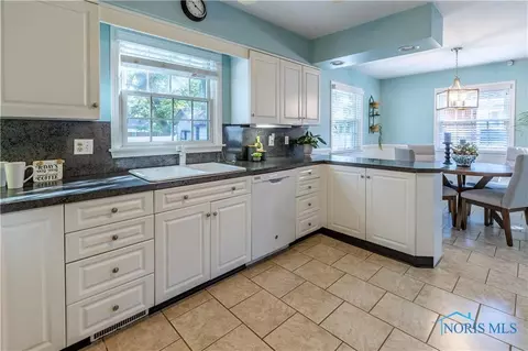 906 Phillips St, Maumee, OH 43537 photo 21