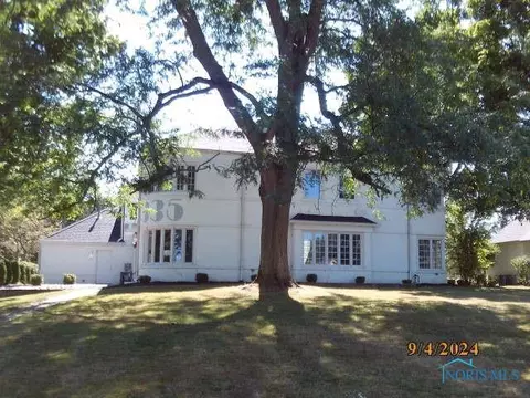 335 Riverside Dr, Rossford, OH 43460