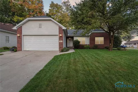 304 Valleywoods Dr, Swanton, OH 43558