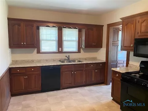 340 W Maple St, Deshler, OH 43516 photo 12