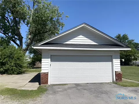 340 W Maple St, Deshler, OH 43516 photo 4