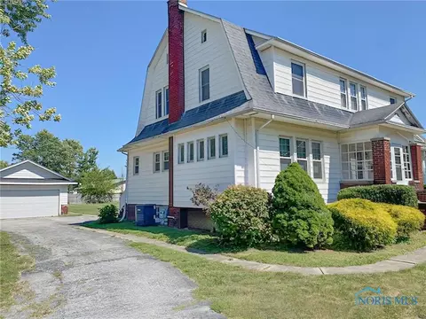 340 W Maple St, Deshler, OH 43516 photo 2