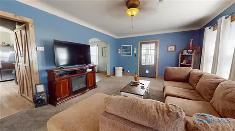 26 Maple St, Tiffin, OH 44883 photo 2