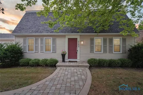 422 Cedar Ln, Waterville, OH 43566
