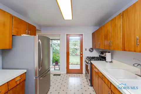 808 Phillips St, Maumee, OH 43537 photo 6