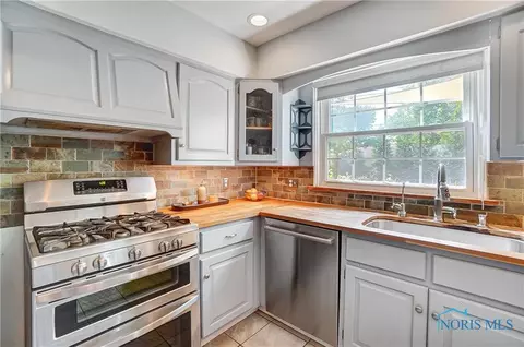 817 Phillips St, Maumee, OH 43537 photo 12