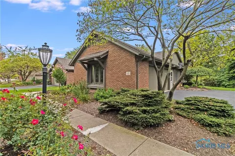 12 Wolf Ridge Dr, Holland, OH 43528