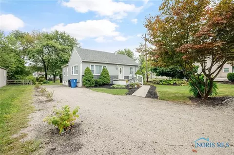 1147 Patchen Rd, Oregon, OH 43616